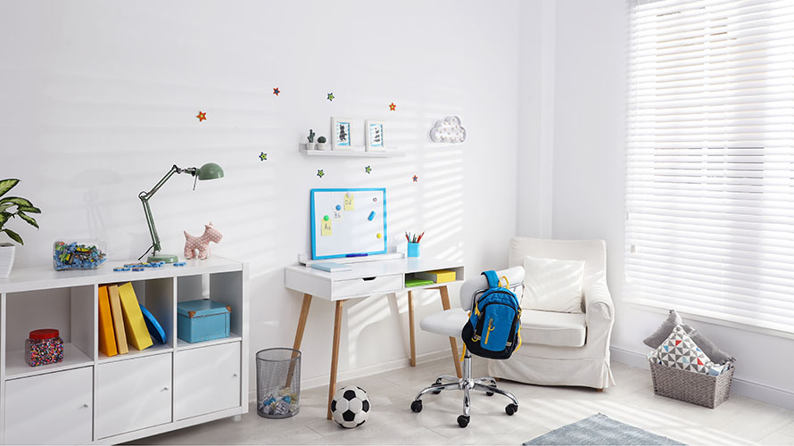 Kinderzimmer mit Schreibtisch, Regal und Fußball Kinderzimmer mit Schreibtisch, Regal und Fußball